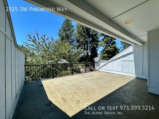 Building Photo - 3925 SW Pinewood Way