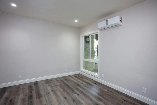 Building Photo - Newly Renovated 2 Bed + 2 Bath Condo in Pr...