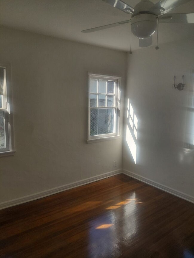 Building Photo - 1010