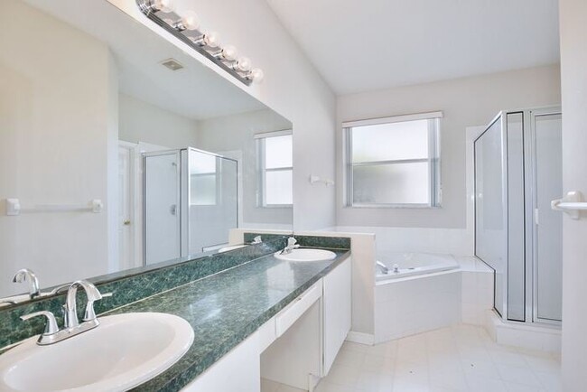 Building Photo - Lovely 3/2 Spacious Home and a 2 Car Garage in Deans Reserve - Orlando!