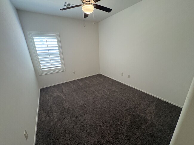 Building Photo - 4 bedroom plus Den 3 car garage with sparkling pool Vail School District