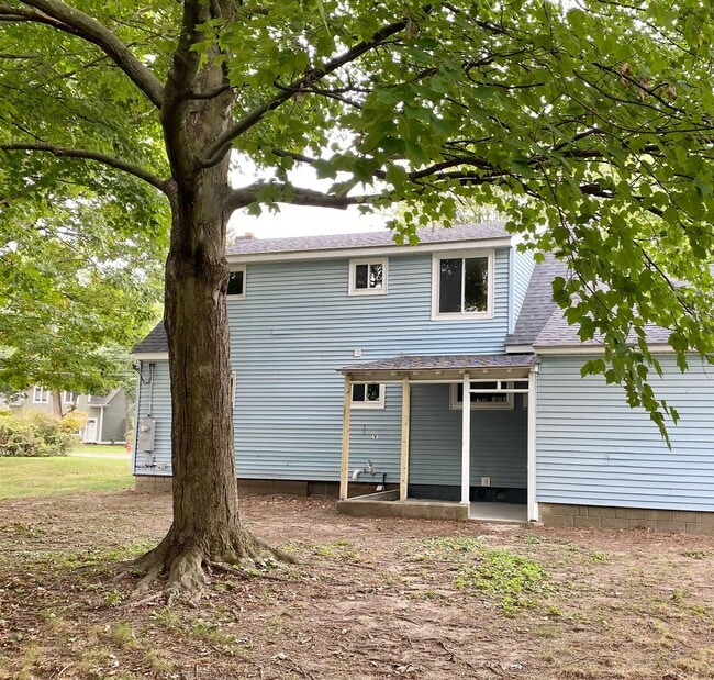 Building Photo - Spacious 3-Bedroom + Office | Updated Kitc...