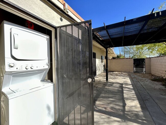 Building Photo - AVAILABLE NOW!! 2 Bedroom 1 Bathroom Apart...