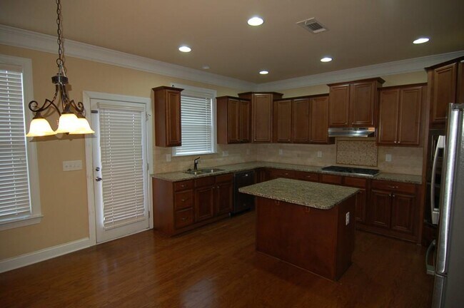 Building Photo - 2145 Manor View