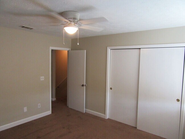 Building Photo - 6913 Cherry St. #V