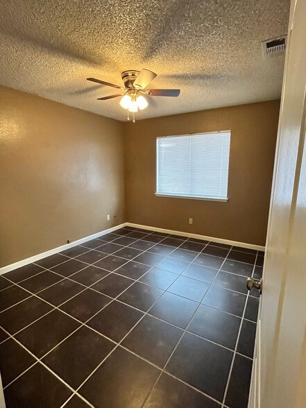 Building Photo - 9120 Peach Ave