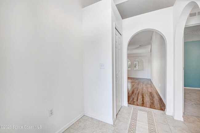 Building Photo - 1652 La Maderia Dr