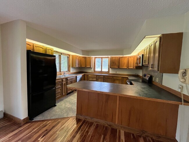 Building Photo - 3 Bdr, 2 Bath, home in beautiful Shields V...