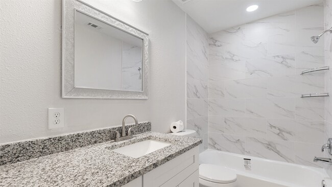 Building Photo - 4007 Green Crest Dr