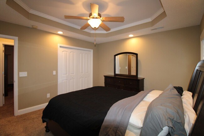 Building Photo - Popular Linwood Plantation - 3/2, huge fen...
