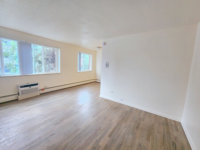 Building Photo - 801 N Dahlia St