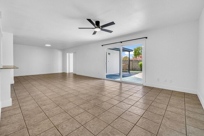 Building Photo - 6 bed/ 3.5 bath