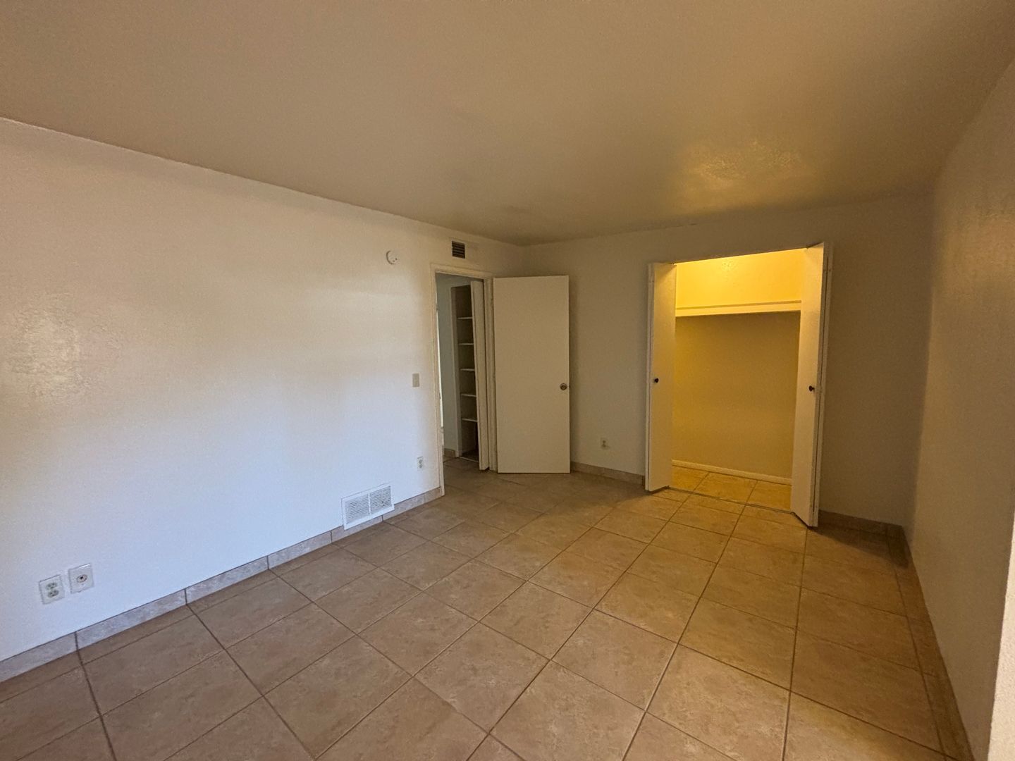 Building Photo - 7431 E Desert Aire Dr