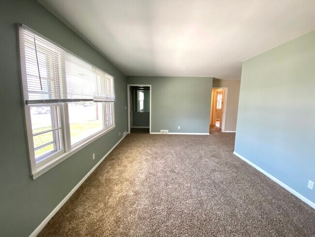 Building Photo - Gorgeous 5 Bed, 2 Bath House Near Concordia and MSUM!