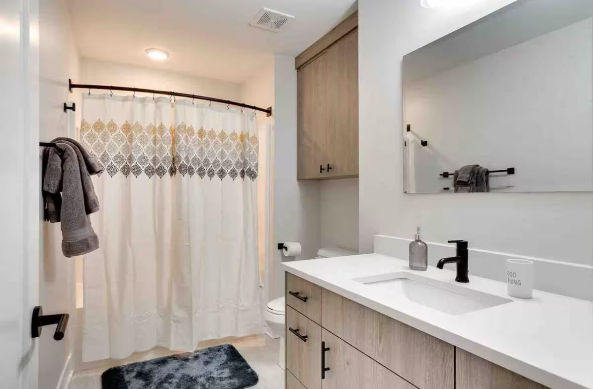 Full Bath - 1013 Park Ave
