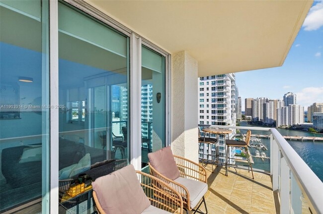 Building Photo - 1155 Brickell Bay Dr