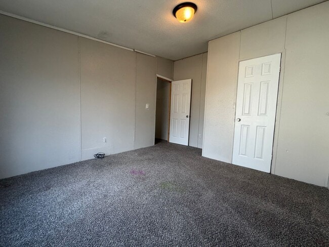 Building Photo - Huge 4 bed for only 1400?!?!