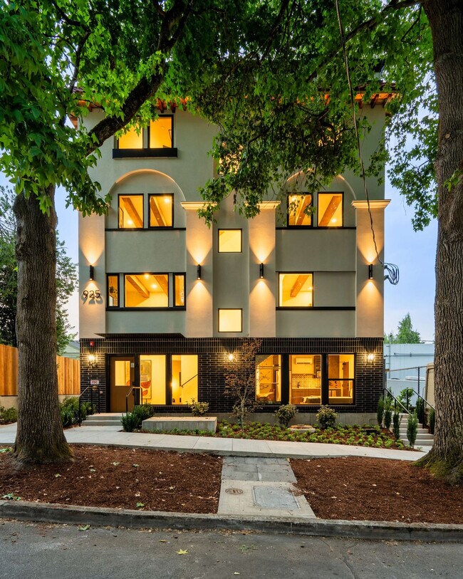 Building Photo - 925 NE 23rd Ave