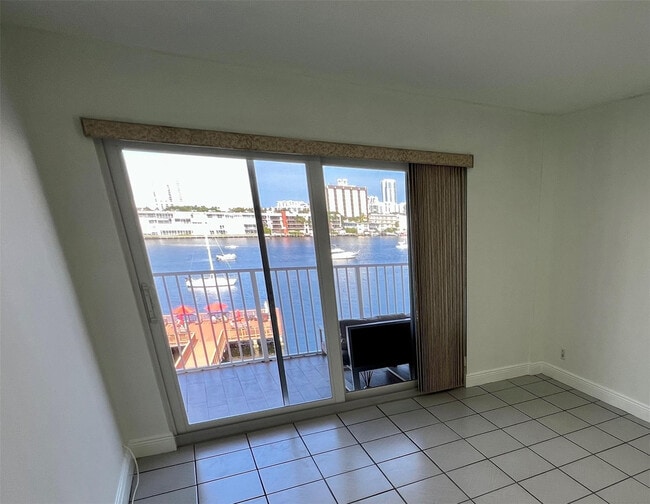 Building Photo - 400 Golden Isles Dr