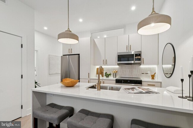 Building Photo - 30 W Allens Ln