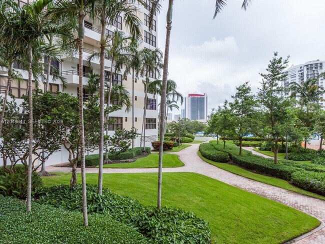 Building Photo - 2500 Parkview Dr