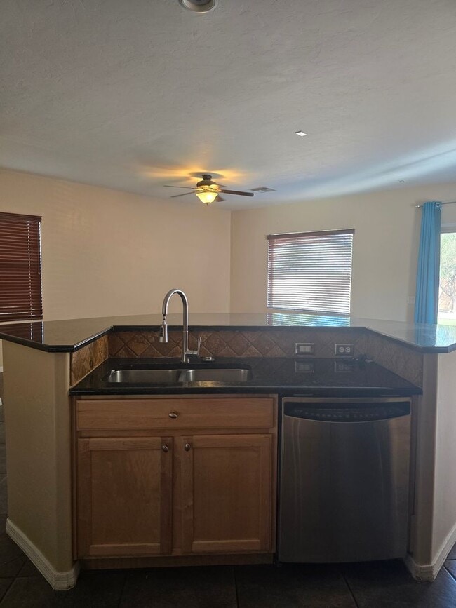 Building Photo - FREE RENT FOR OCTOBER AND $100 VISA GIFT C...