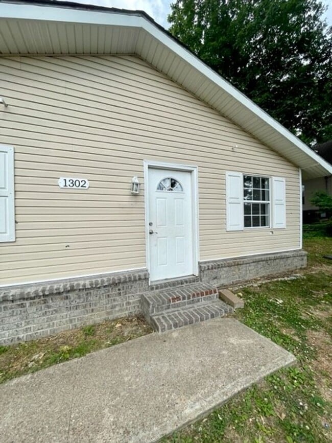 Building Photo - 2 Bed / 1 Bath Apartment