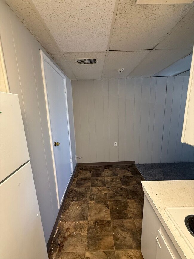 Building Photo - Studio in Golden Available Now!