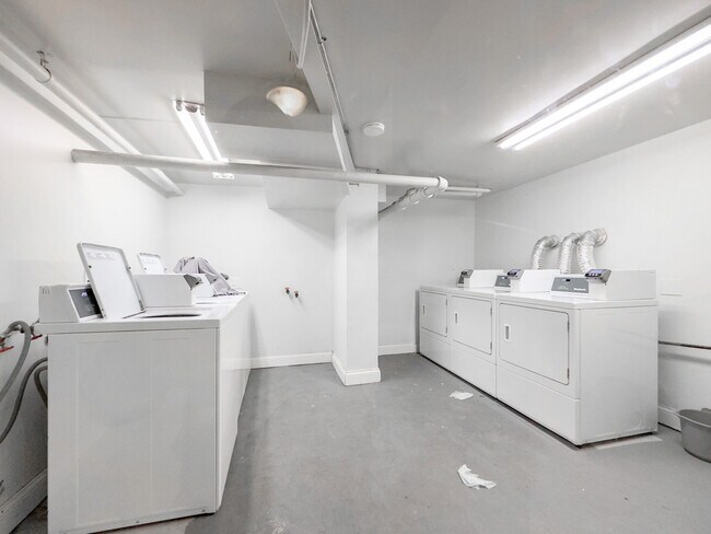 Building Photo - 3725 N Pine Grv