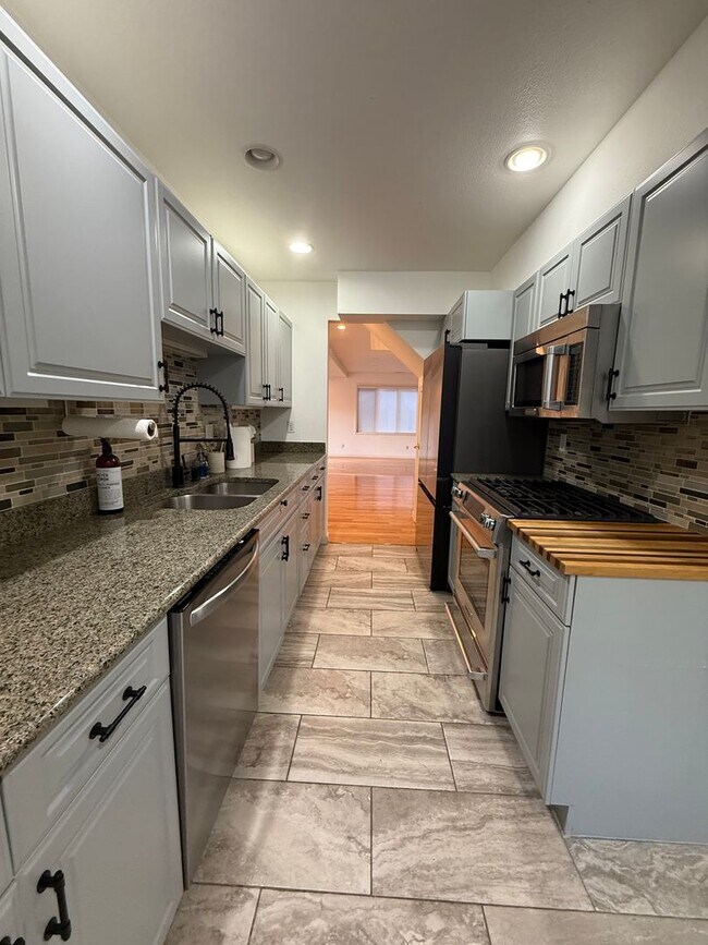 Building Photo - HALF MONTH RENT FREE!!!! GORGEOUS Brick To...
