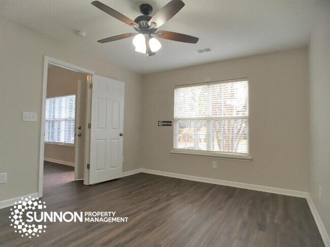 Building Photo - Beautiful End Unit Townhome in Mallard Creek!