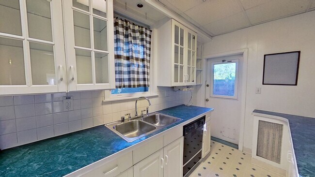 Building Photo - Charming 3 Bedroom/1.5 Bathroom Home in Ha...
