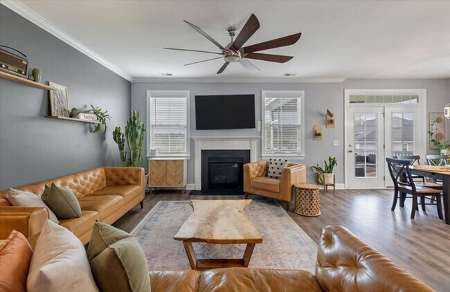 Building Photo - Show stopping 5 bed/3 bath rental in the h...