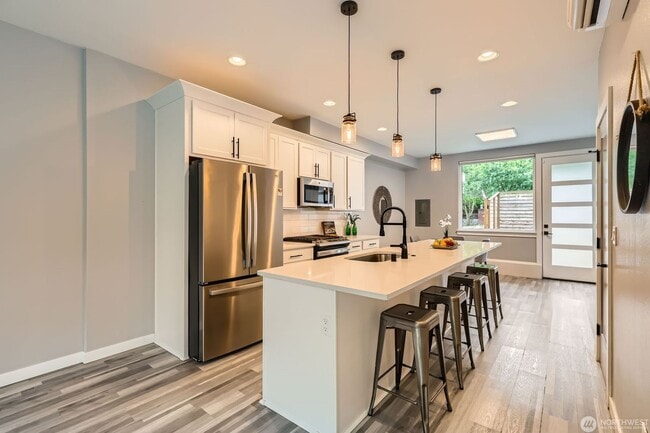 Building Photo - Spacious end-unit 3 bed townhome near Seat...