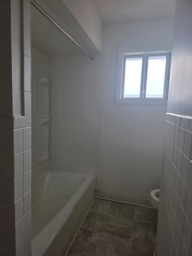 Building Photo - 2-bedroom upper