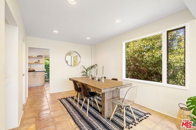 Building Photo - 19783 Valley View Dr