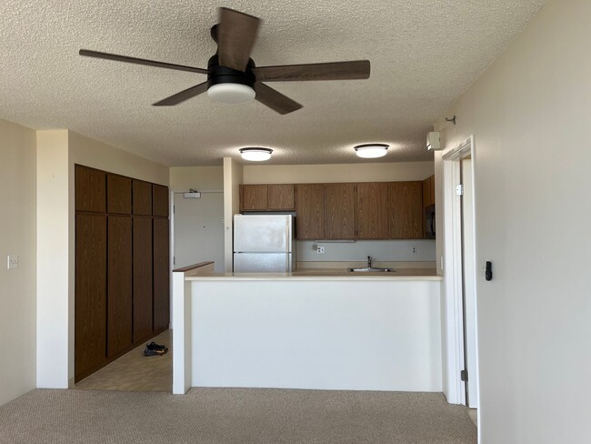 Building Photo - Pearl Regency 1 bedroom, 1 bath condo, wit...