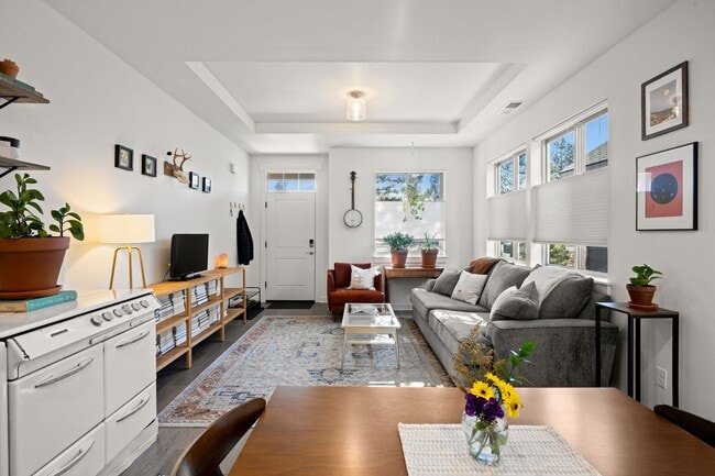 Building Photo - Beautiful Home with Modern Comforts