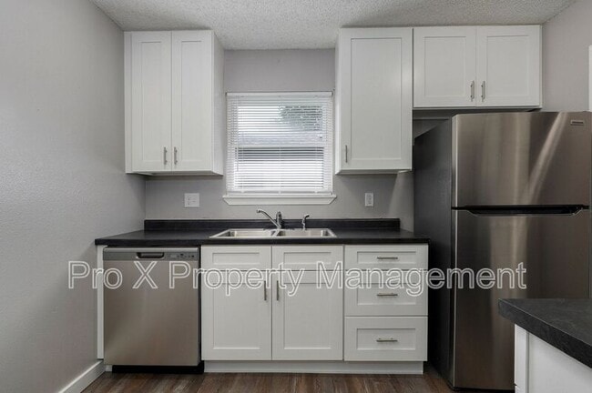 Primary Photo - 1050 W Elm St