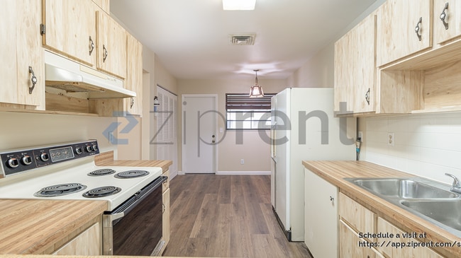 Building Photo - 604 Roselyn Ave