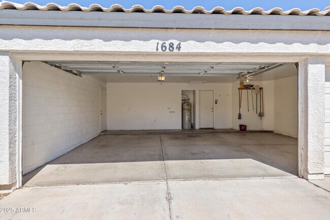 Building Photo - 1684 W Merrill Ln
