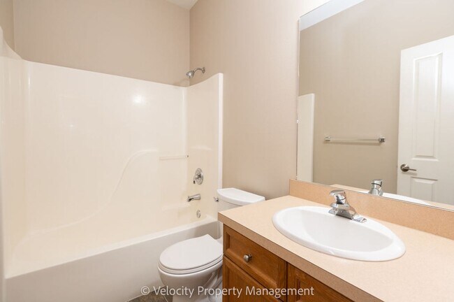 Building Photo - Charming Single Level Home!