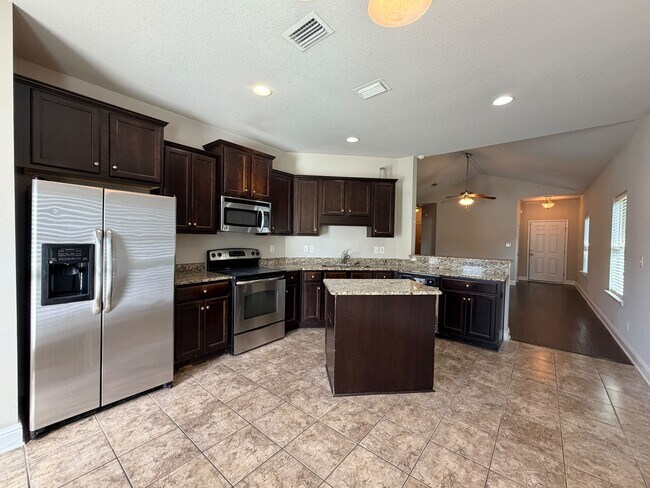 Building Photo - 2492 Bentridge Dr W