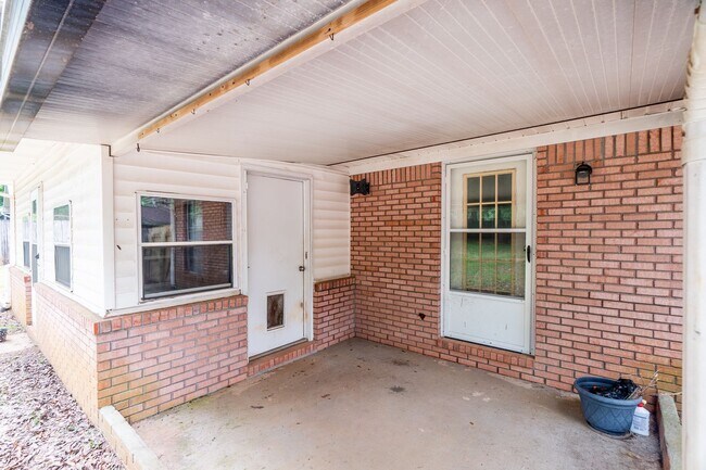 Building Photo - 2823 Lake Silver Rd