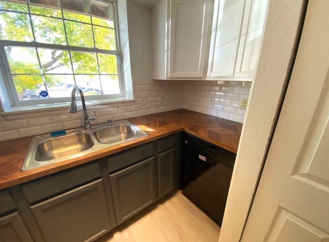 Building Photo - 17293 E Ford Dr