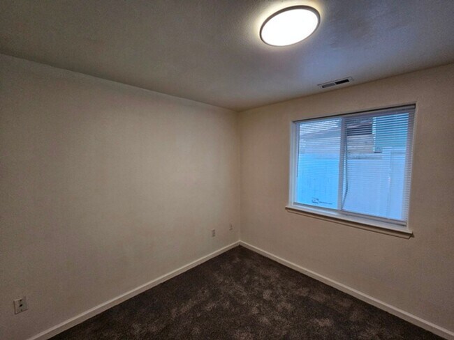 Building Photo - 3Bd/2Ba Single Story Home-Available to View!