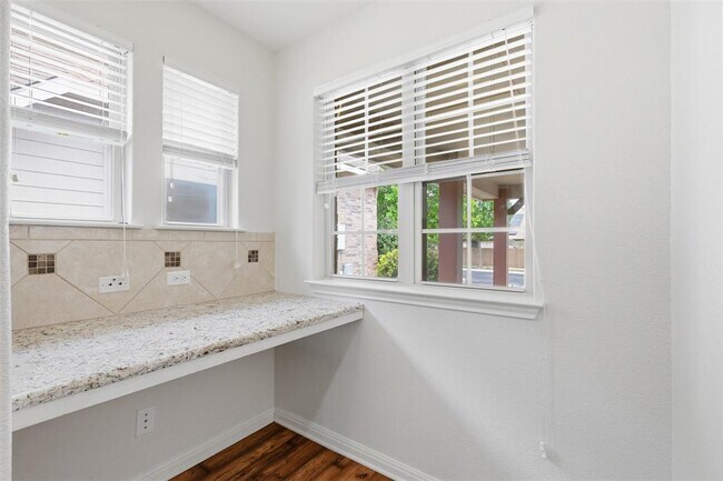 Building Photo - 339 Sycamore St