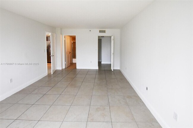 Building Photo - 540 Brickell Key Dr
