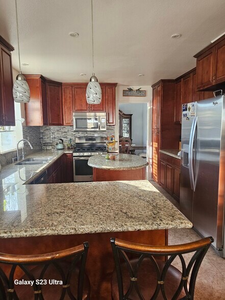 Building Photo - 39763 Country Club Dr