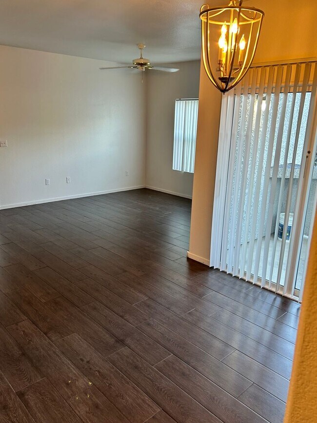 Building Photo - Beautiful unfurnished 2 bedroom in the Southwest (Rainbow and 215)
